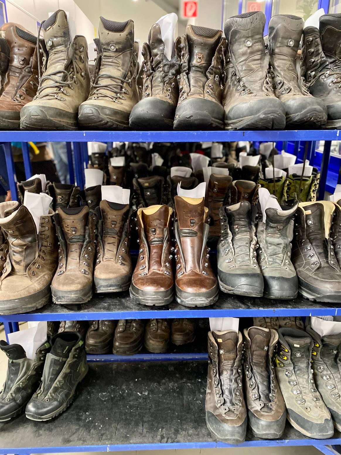 Gebrauchte Schuhe, die in der Fabrik in Jetzendorf auf ihre Reparatur warten.