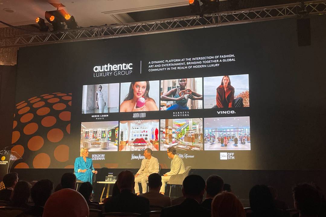 Jamie Salter (midden) en Richard Baker (rechts) op het podium tijdens het World Retail Congress in Londen.