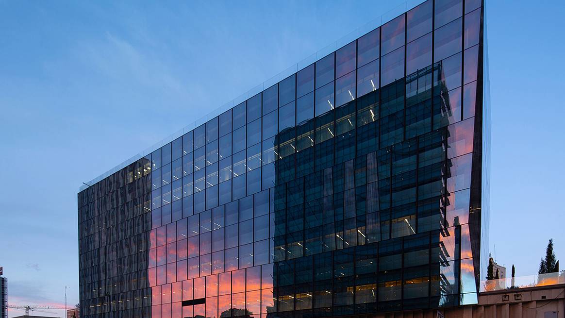 Exterior del edificio de oficinas propiedad de Merlin Properties en el número 85 del paseo de la Castellana en cuyos bajos se situará la nueva tienda de Uniqlo de Madrid.