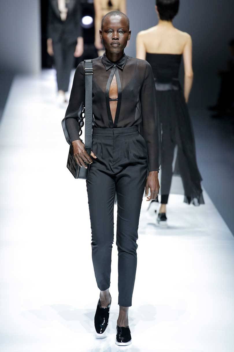Lacoste repasa su historia en su regreso a París, Margiela da alas a la mujer