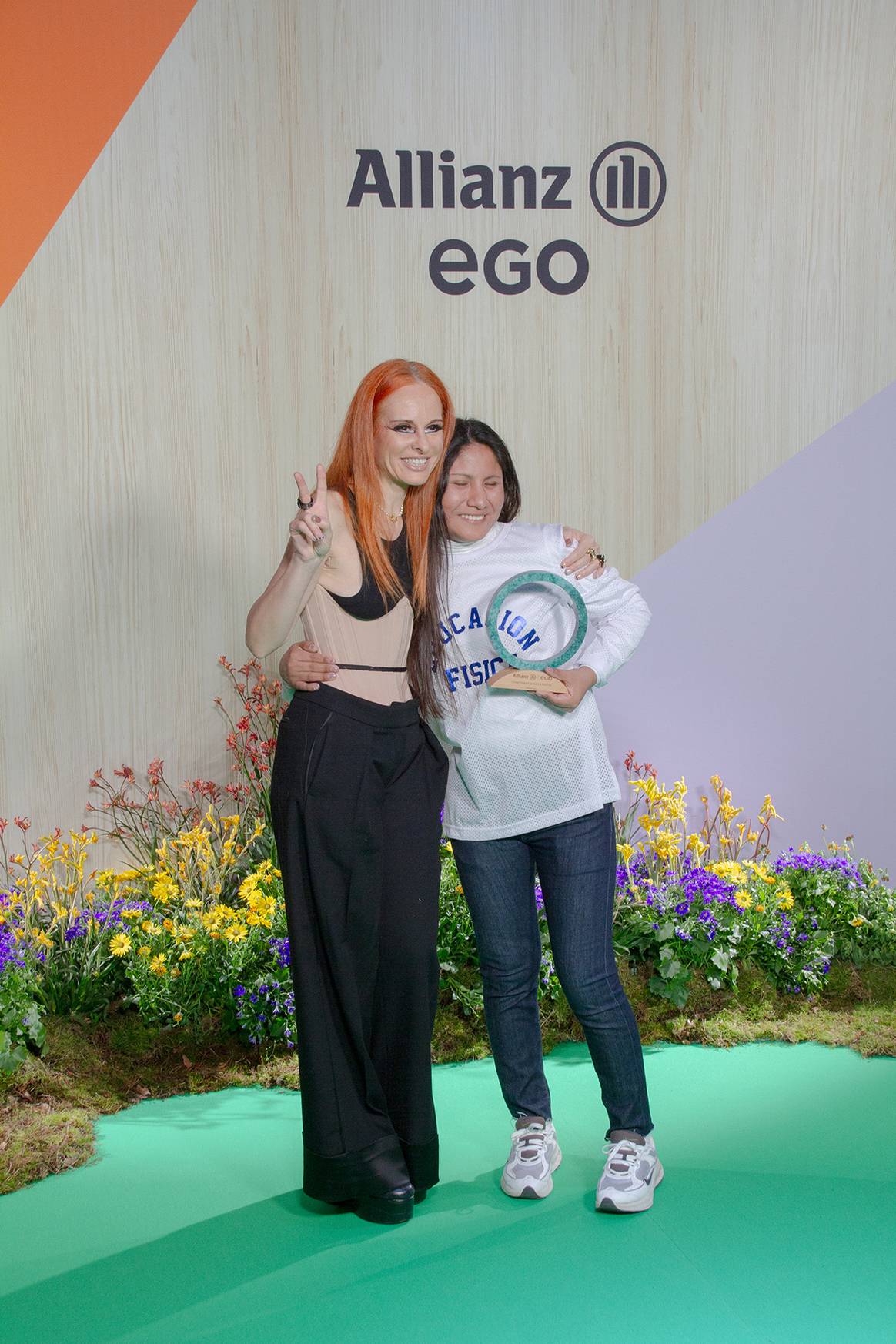 Michelle Lima, founder and creative director of Mal Studio Custom Project, receiving the award as winner of the sixth edition of the Allianz Ego Confidence in Fashion award.