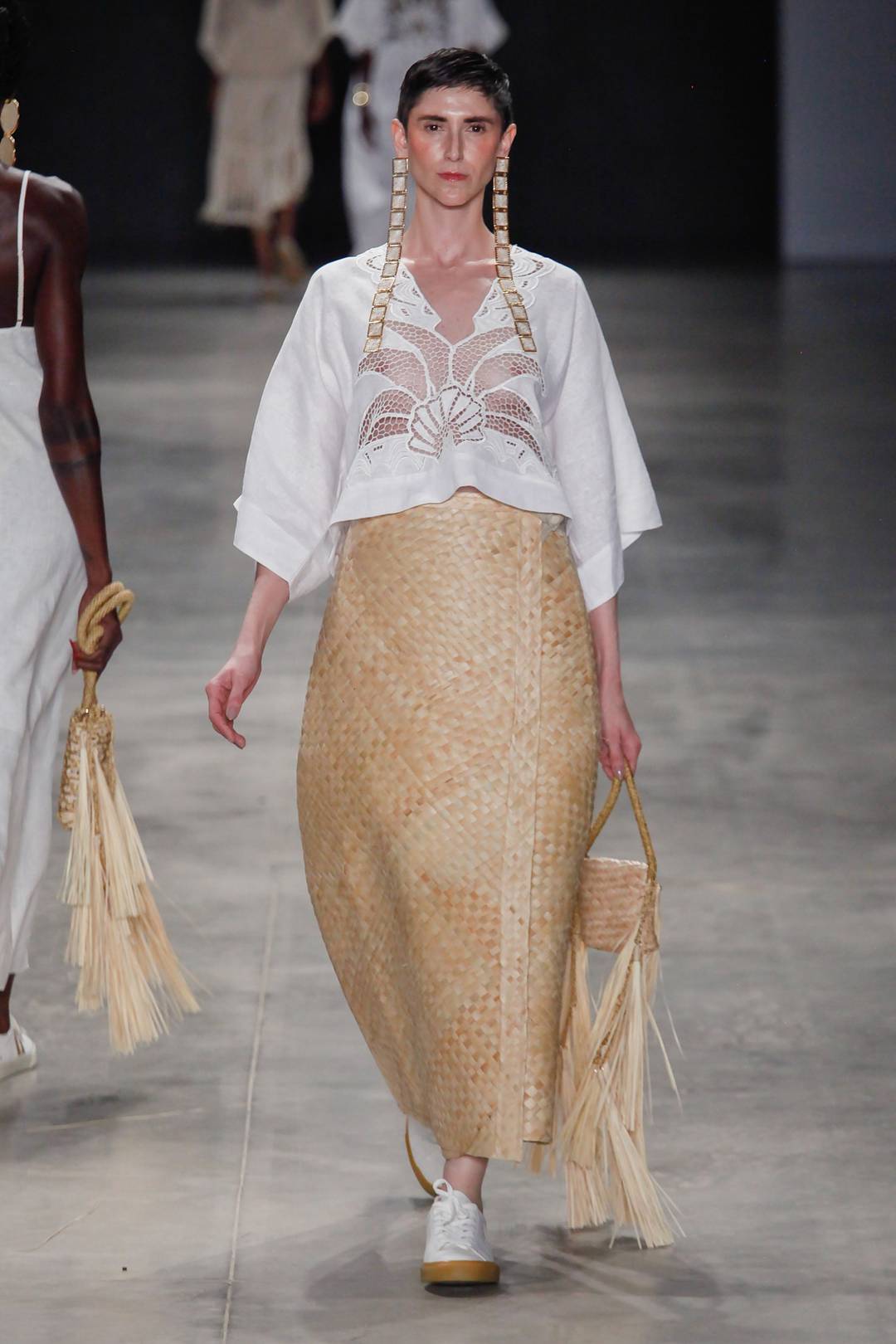 Saia de palha e blusa de linho com pala rendada em Catarina Mina