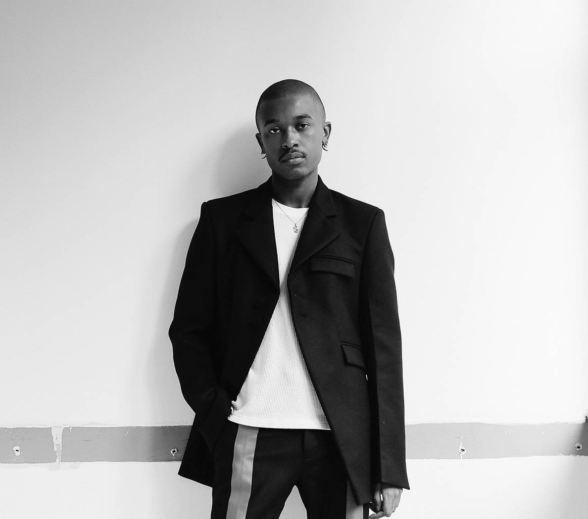 Photo Credits: Maximilian Davis, por Lee Whittaker. Fotografía por cortesía de Salvatore Ferragamo.