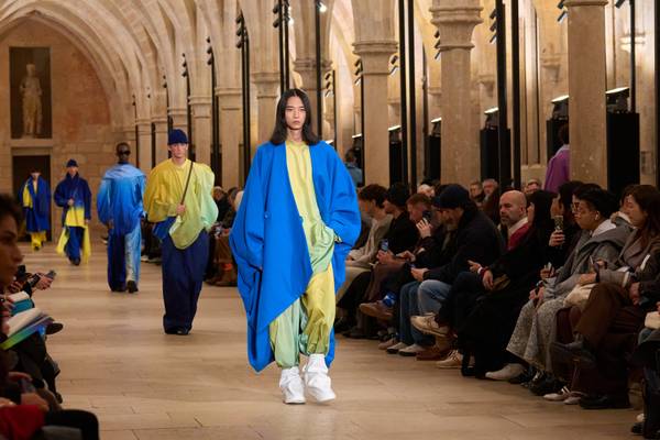 A Parigi, Issey Miyake gioca con le forme, l'uomo di Dries Van Noten diventa adulto
