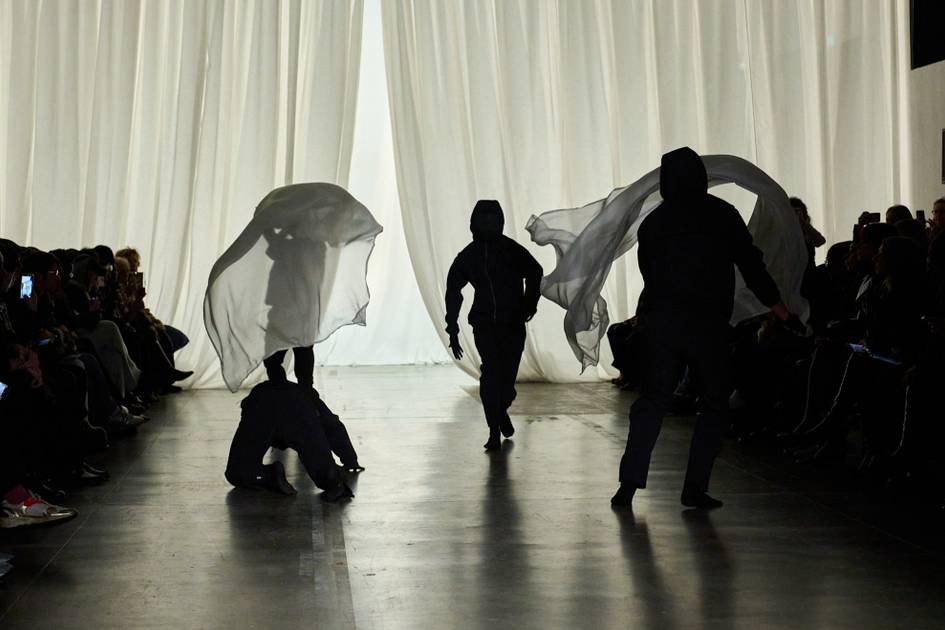 Unvollkommen-wandelbar-und-voller-Illusionen-Die-Menswear-Trends-aus-Mailand