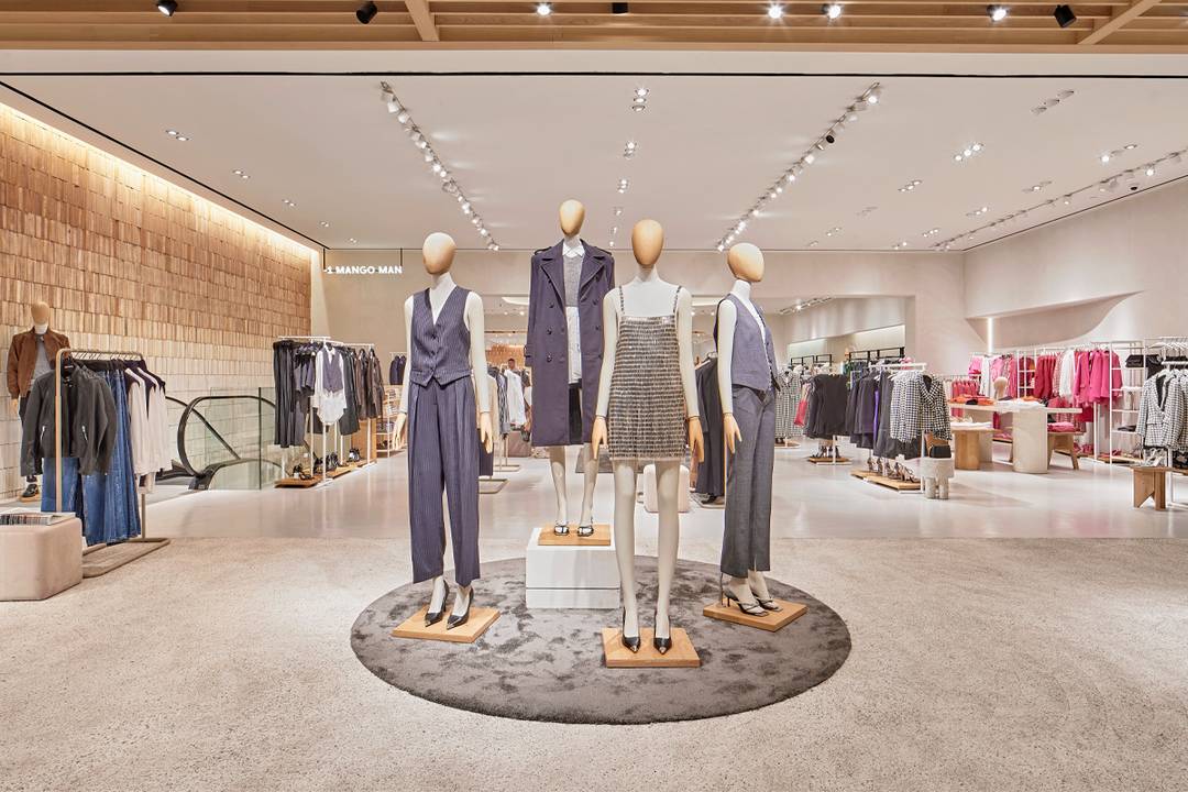 Interieur van de flagshipstore van Mango aan de Paseo de Gracia 36 in Barcelona (Spanje).