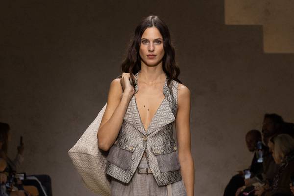 Emporio Armani sfila con tanta emozione e una collezione da "ritorno in città"