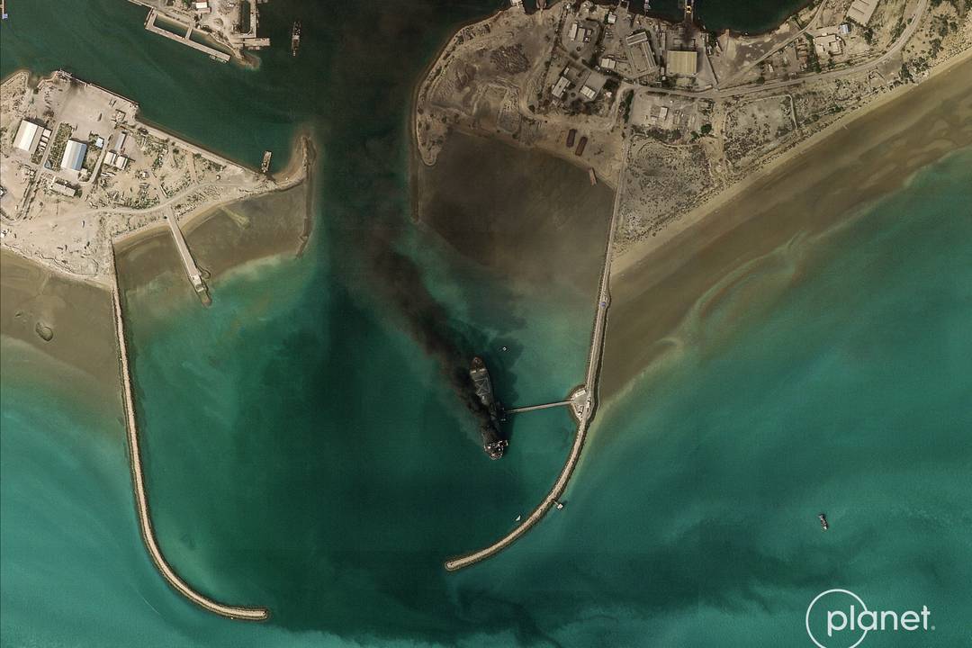Immagine satellitare del 2 marzo 2026 che mostra il fumo che fuoriesce da una nave a seguito di un'esplosione nel porto di Bandar Abbas, lungo lo stretto di Hormuz.