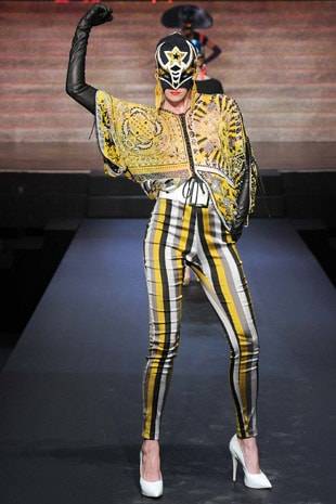 Zum Schluss der Schauen in Paris Goldkonfetti für "Miss Gaultier"