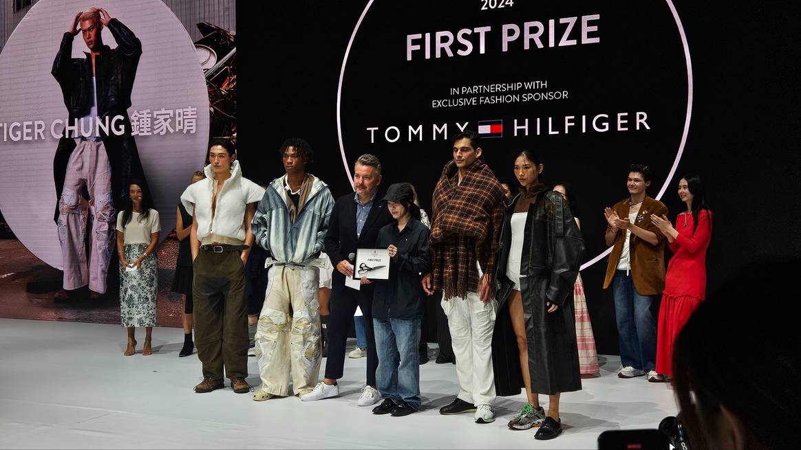 Tiger Chung (midden), de winnaar van de hoofdprijs, naast haar collectie.