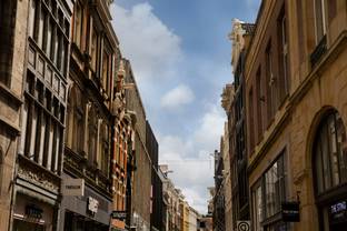 Nieuwe strategie Kalverstraat: meer ervaringen en groen, flexibele aanpak leegstand