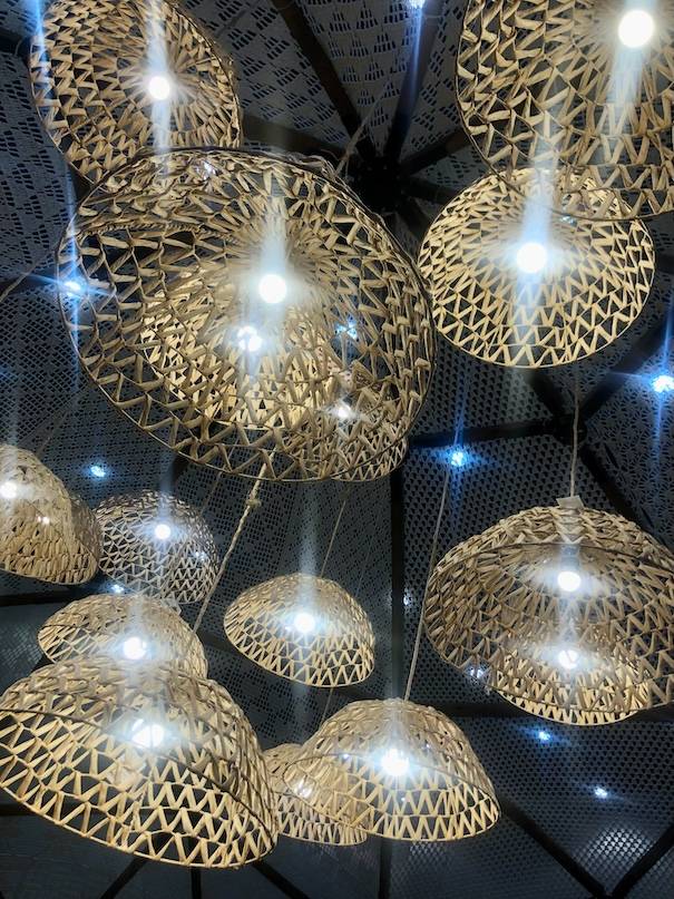 Lustres de palha na exposição de decoração