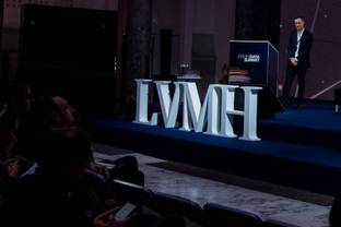 LVMH reestructura su liderazgo: Bertrand en Louis Vuitton, Arnault en Loro Piana y Angeloglou en Dior Couture