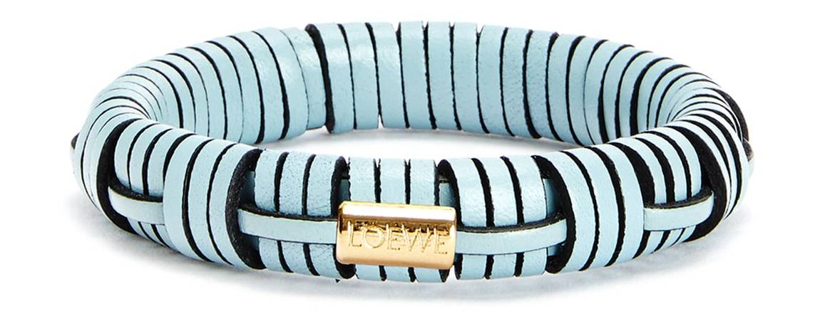 Loewe lleva a Sotheby’s los asadores de castañas gallegos como parte de su última colección “Loewe Weaves”