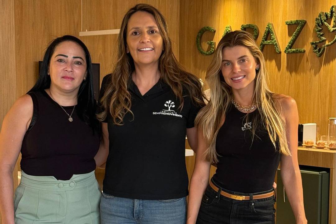 Da esquerda para a direita, Waldirene Carvalho (costureira), Amanda Costa e Paula Perez Sandoval