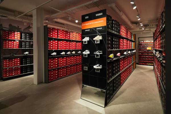 Nike passa dalla strategia "direct-first" a quella "city-led" in un terzo trimestre difficile