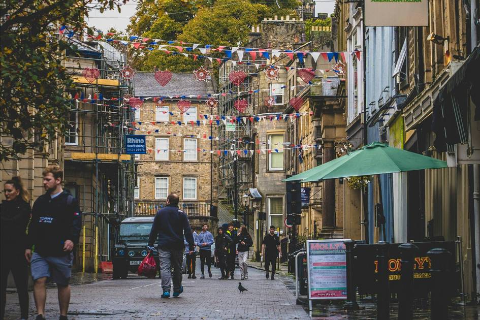 UK retail footfall declines as June heatwave keeps shoppers at home