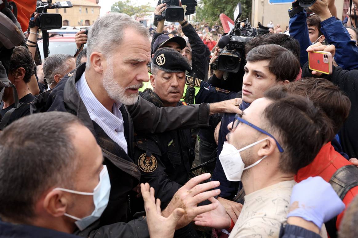 Su Majestad el Rey conversa con los vecinos afectados de Paiporta, Valencia (España).