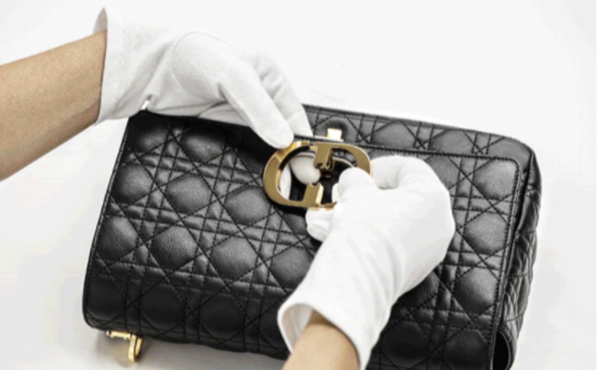 « Dior Caro » : le sac en hommage à la soeur du fondateur