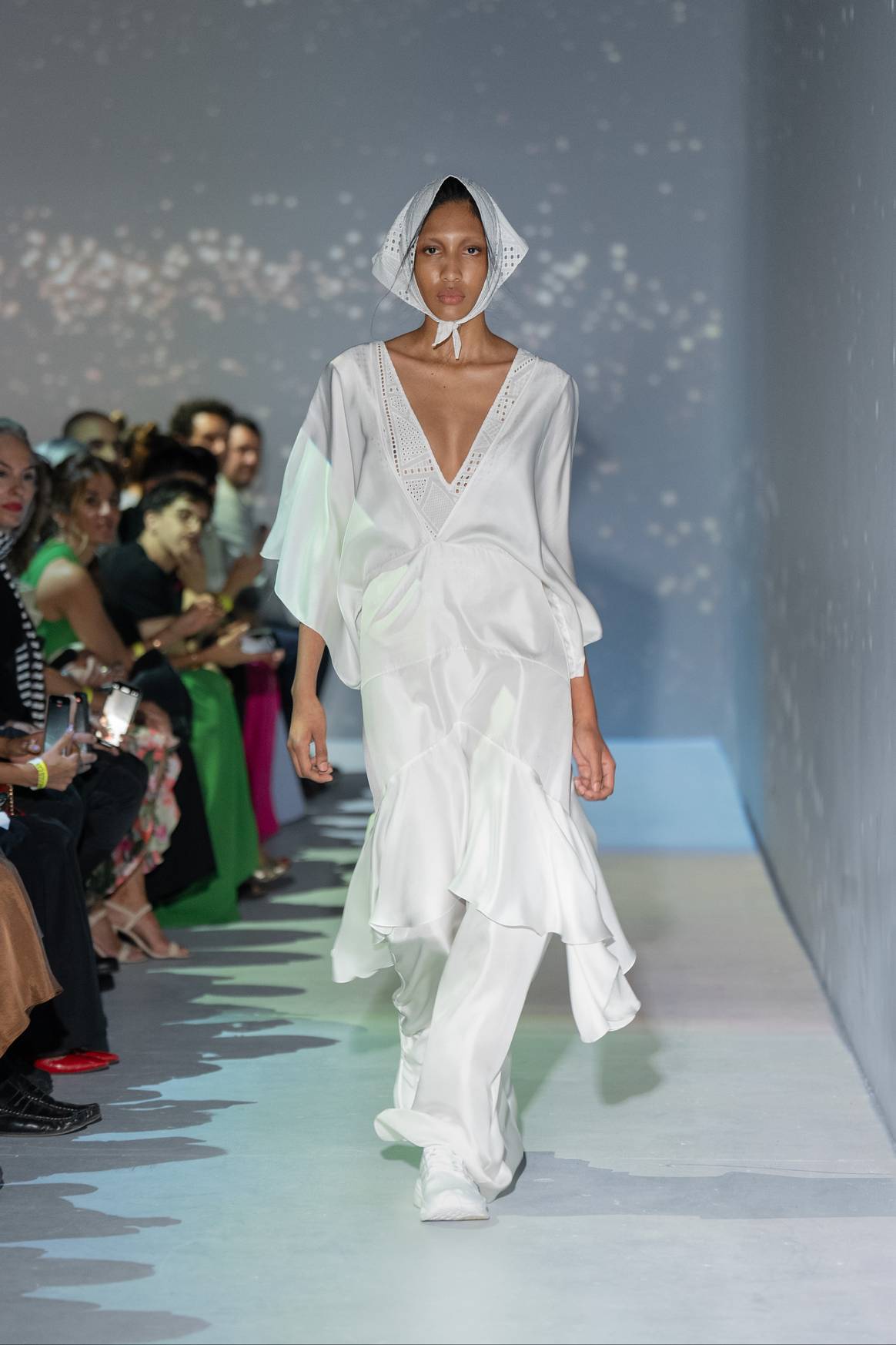 Looks monocromáticos como este blanco que juega con texturas.