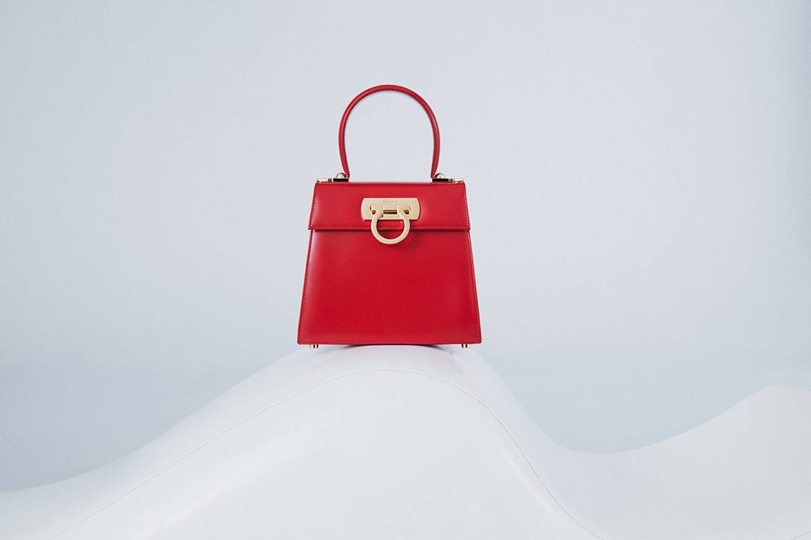 Ferragamo pone el foco en su icono: el bolso Top Handle