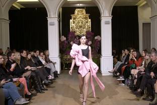 Vídeo: Encinar continúa el diálogo de temporadas anteriores en su propuesta FW22 durante la MBFWMadrid