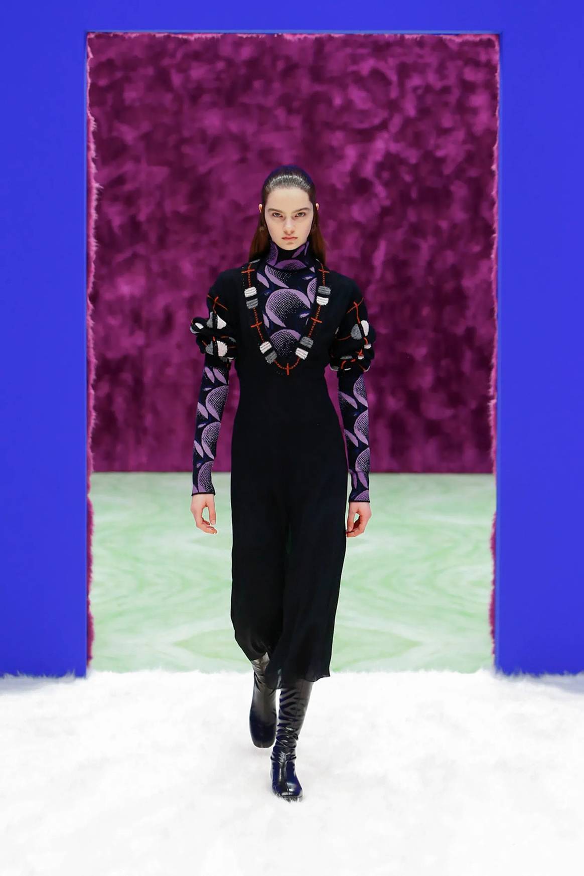 Prada bucea en la ambigüedad que separa lo masculino de lo femenino para su colección Womenswear FW21