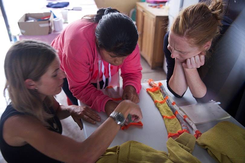 Conoce la marca sustentable que empodera a mujeres que están en prisión