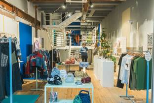 Binnenkijken: Deze pop-up in de Kalverstraat promoot slow fashion