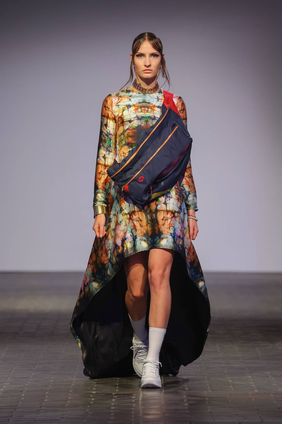 XXL-Tasche trifft auf ein langes Kleid mit Schleppe. Bild: gettyentertainment