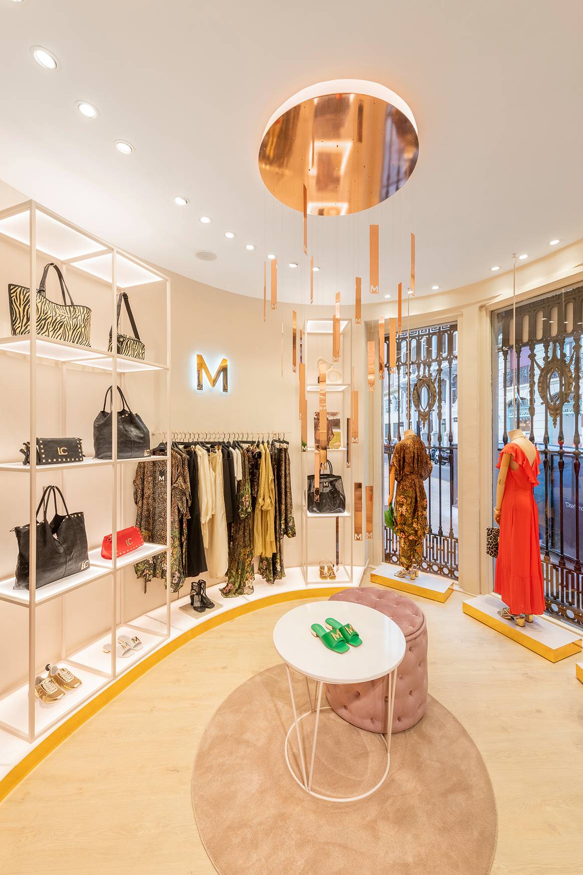 Photo Credits: Lola Casademunt, nueva flagship store en el número 19 de la calle de Jorge Juan de Valencia. Fotografía de cortesía.