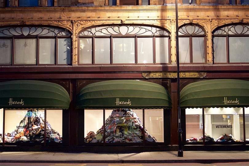 In Bildern: Vetements-Schaufenster bei Harrods