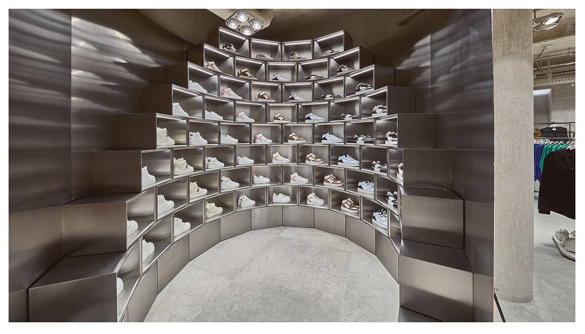 Photo Credits: Interior de la nueva flagship store Bershka Preciados. Cortesía de Bershka