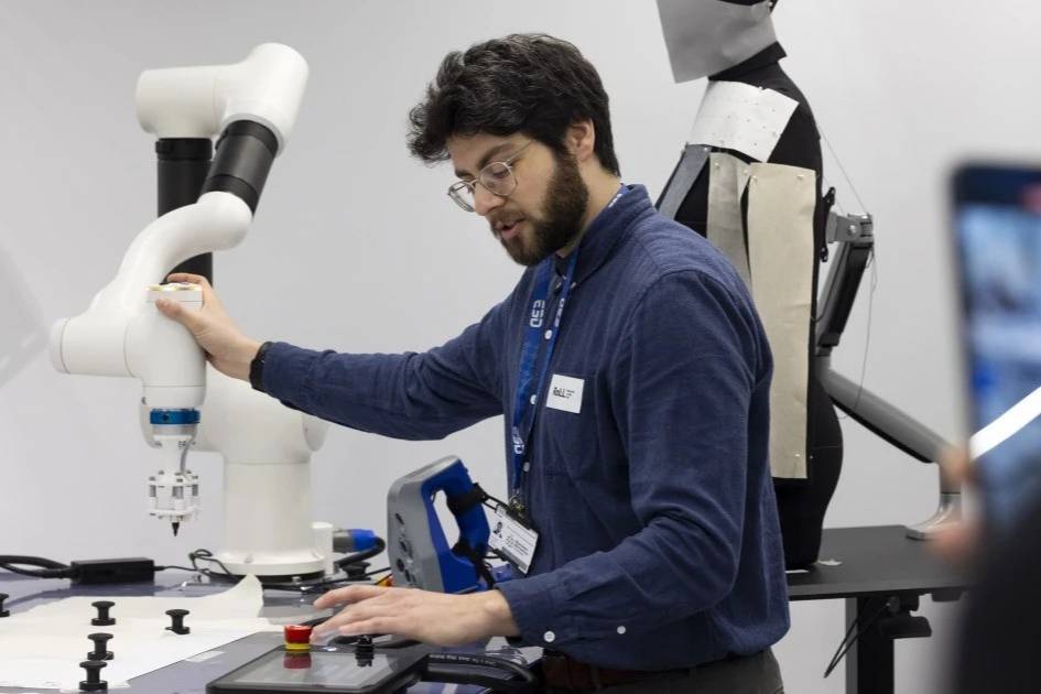 Manchester Met’s Manchester Fashion Institute (MFI) opens Robotics Living Lab (RoLL)