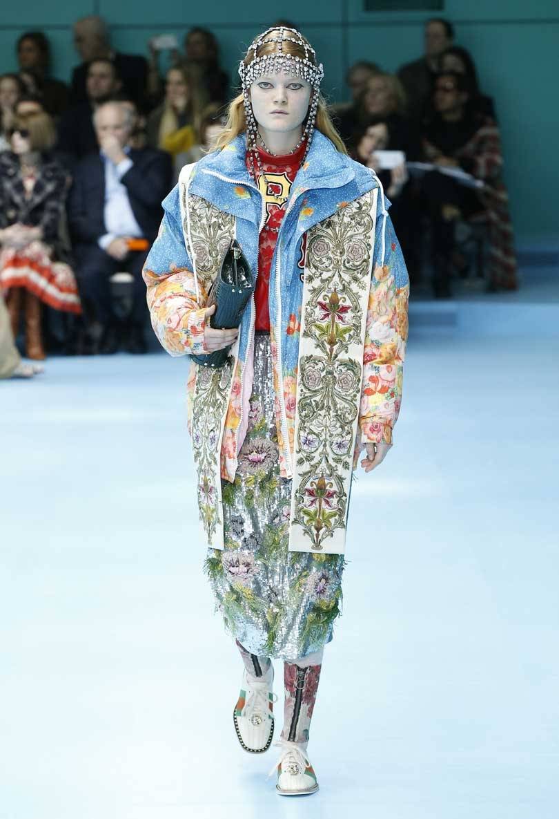 Gucci models carry replicas of heads at Milan Fashion Week