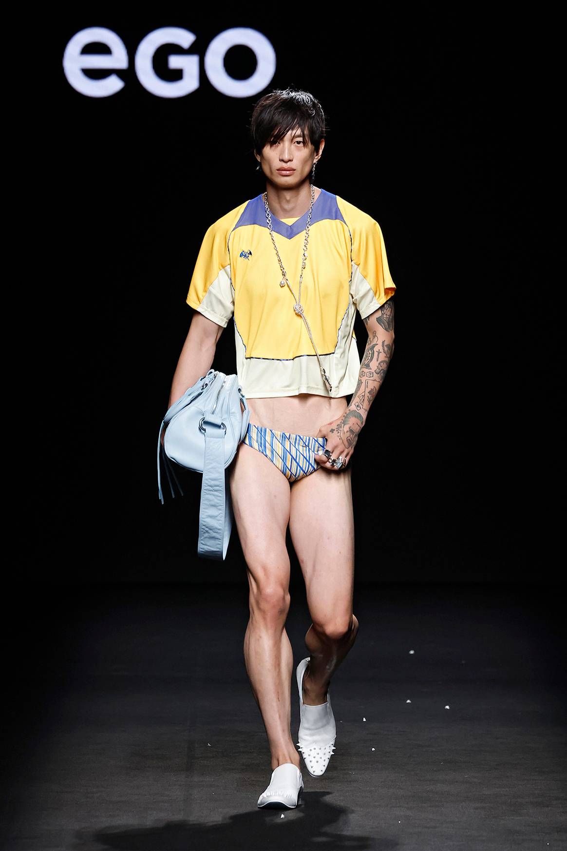 Desfile de Dimoni Studio, con piezas de UNOde50, en el circuito Ego de MBFW Madrid.
