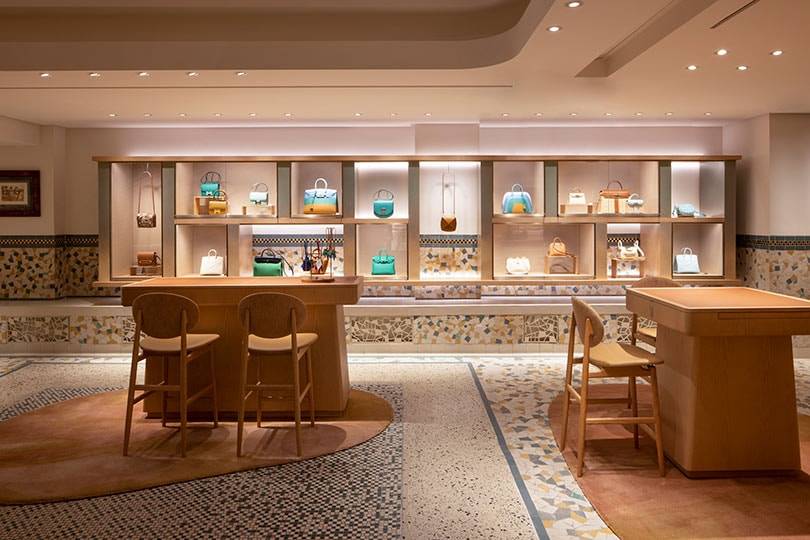 Hermès rénove et rouvre deux boutiques phares à Lyon et à Paris dans un contexte de développement de son retail