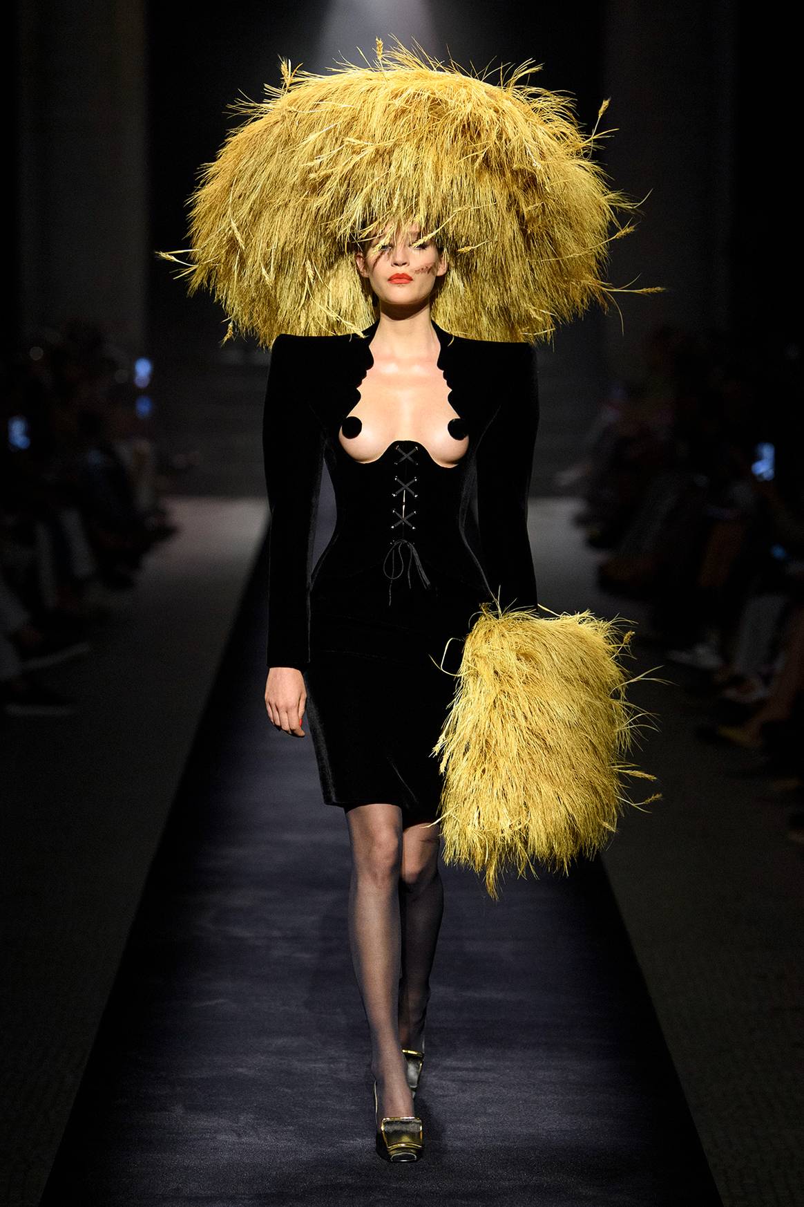 Photo Credits: Schiaparelli, colección alta costura “Renacer” para la temporada Otoño/Invierno 2022/2023 FW22.