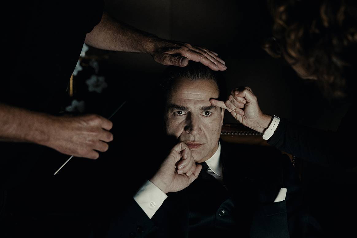 Photo Credits: El actor español Alberto San Juan caracterizado como Balenciaga para el rodaje de la producción de Disney+. David Herranz, fotografía por cortesía de Disney+.