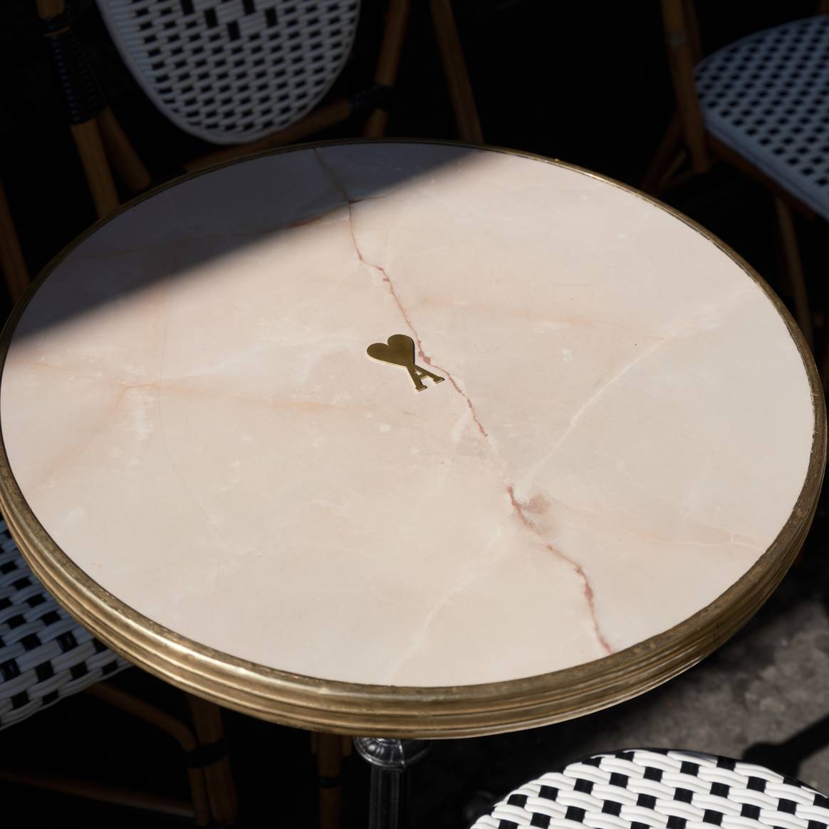 Chez Le Progrès, café-bistrot, les clients peuvent découvrir des dessous de verre, des serviettes et des pailles signés Ami.