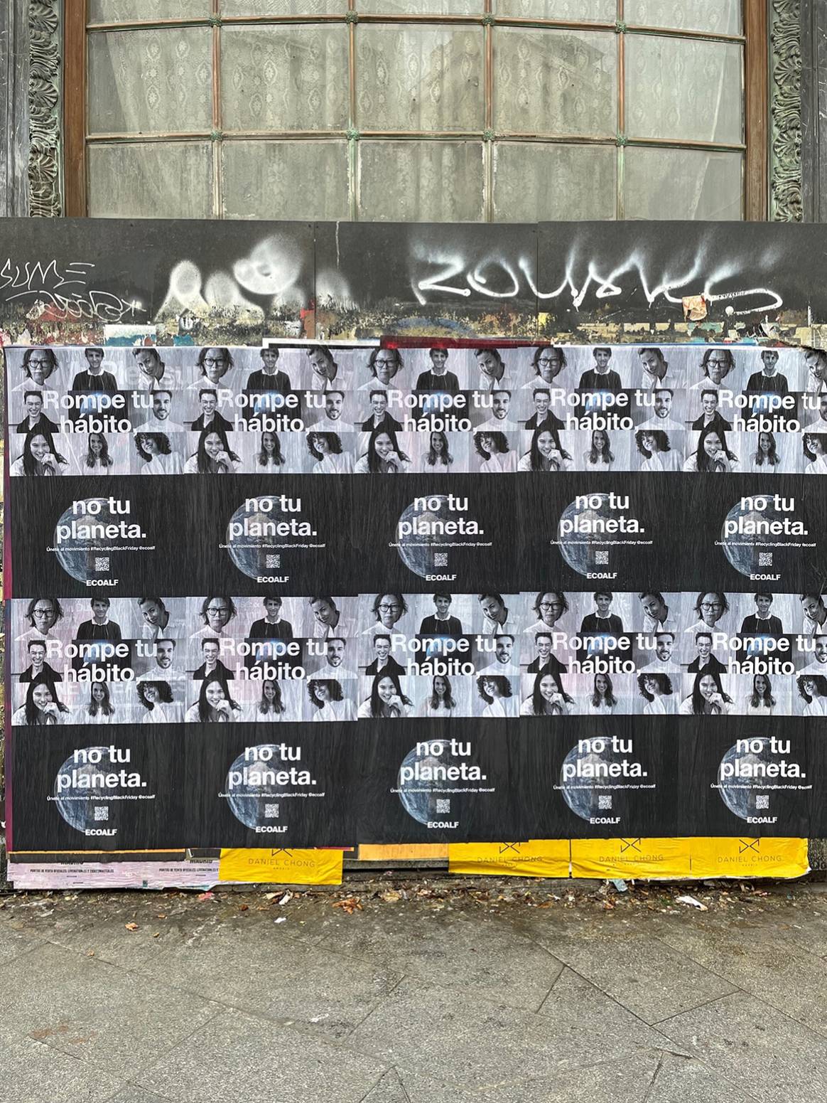 Photo Credits: Campaña de “guerrilla” con pegada de carteles puesta en marcha por Ecoalf con motivo del Black Friday. Fotografía de cortesía.
