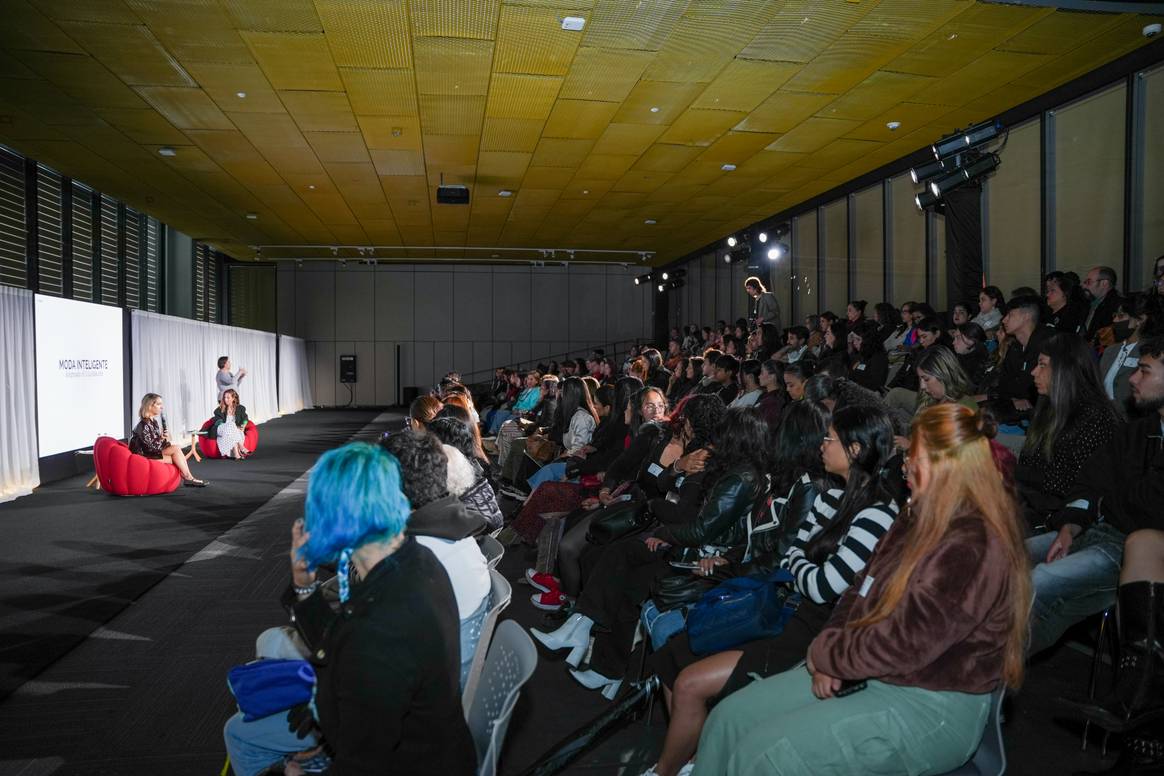Conversatorio sobre el impacto de la IA en la moda.
