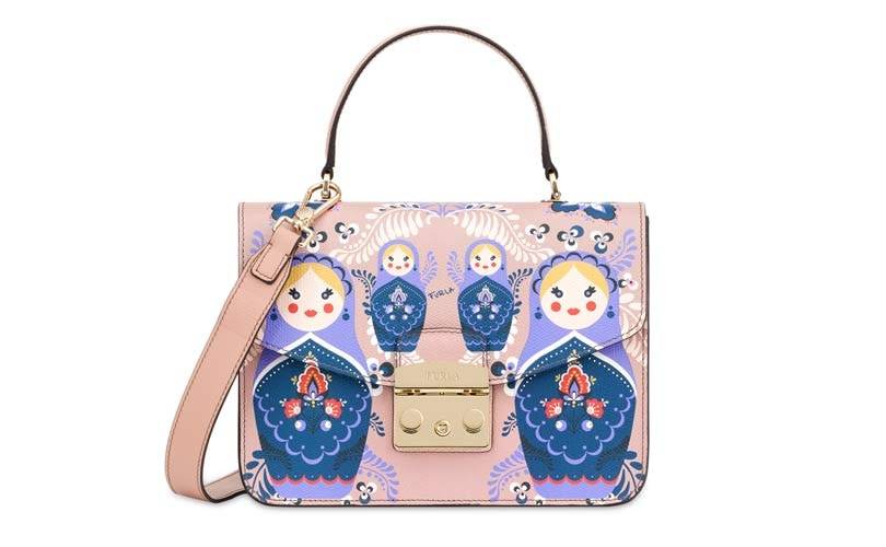 Furla украсила сумки матрешками: капсульная коллекция в честь России