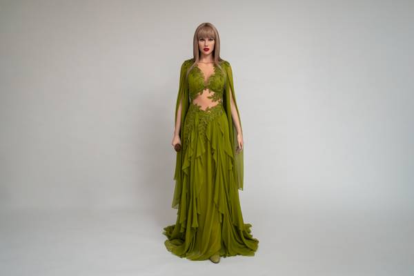 Alberta Ferretti  collabora con Madame Tussauds per un tributo a Taylor Swift, The Eras Tour
