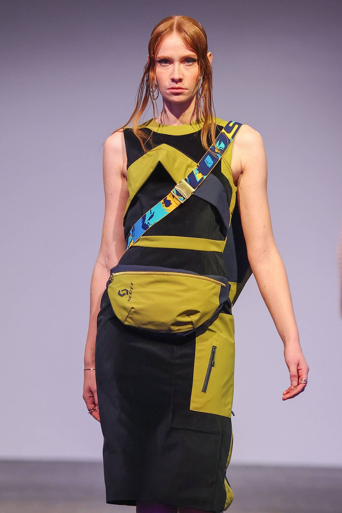 Alte Skibekleidung erstrahlt nun in Form eines Kleides mit passender Bauchtasche in neuem Glanz. Bild: gettyentertainment
