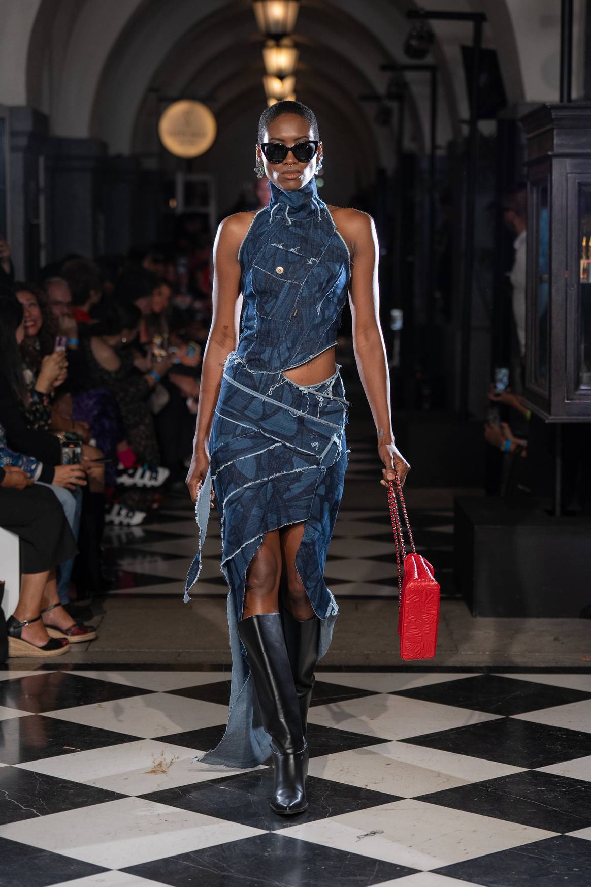 Asimetrías, acabados deshilachados y mezclilla estampada en este look que muestra un lado más sexy de la marca.