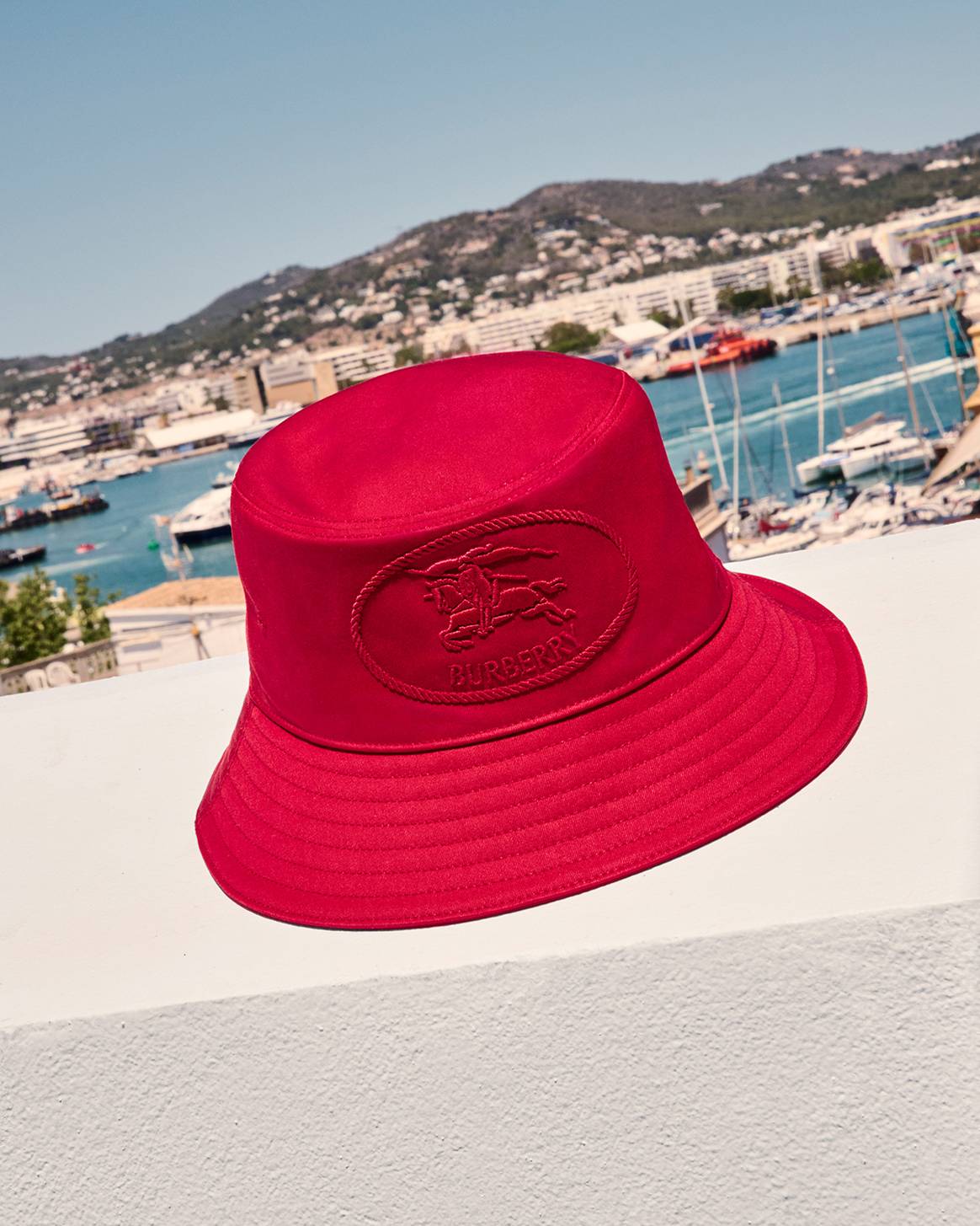 Artículo de la “selección de verano” de Burberry disponible en el The Standard de Ibiza.