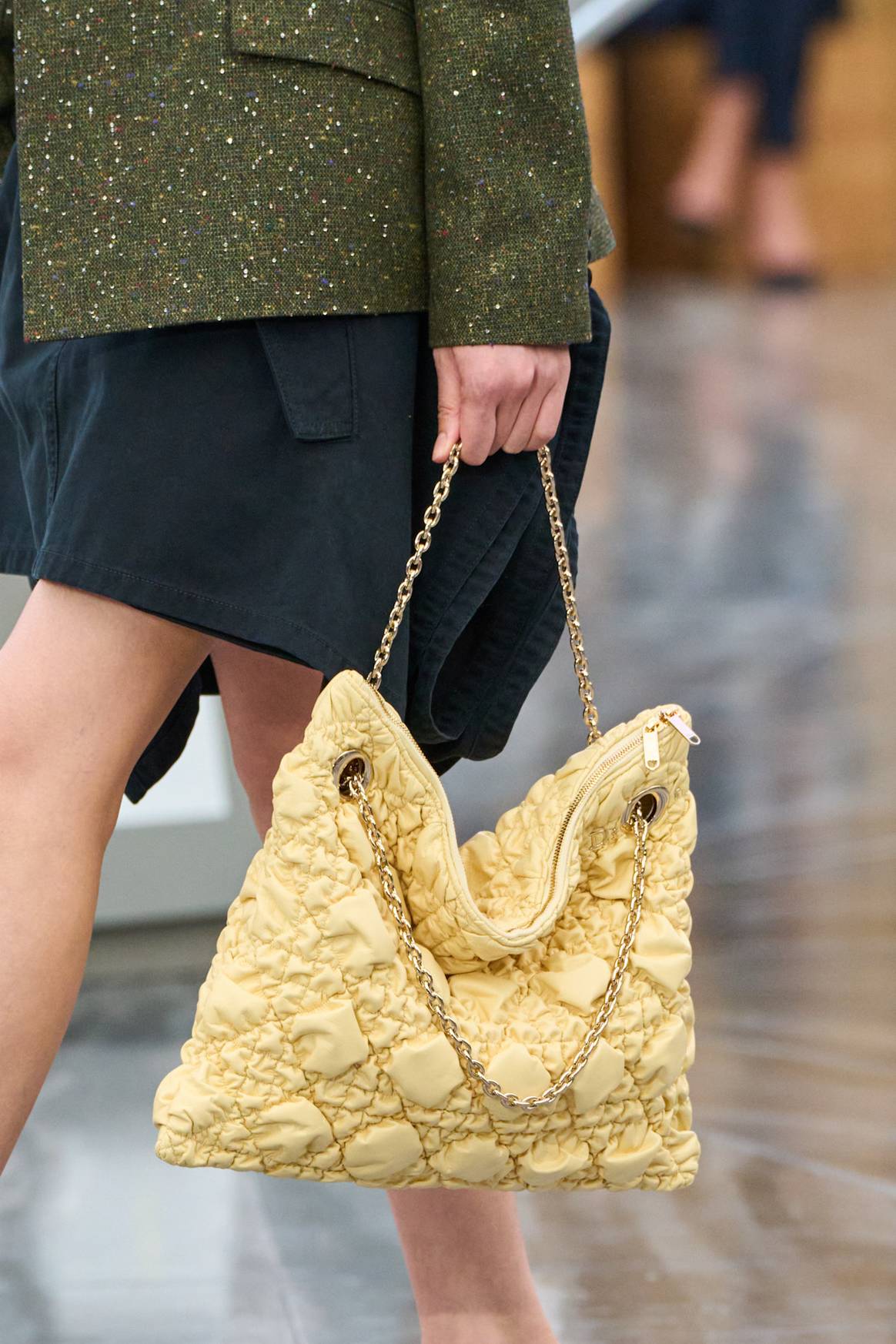 Een van de tassen op de Dior SS26 catwalk in trendkleur botergeel.