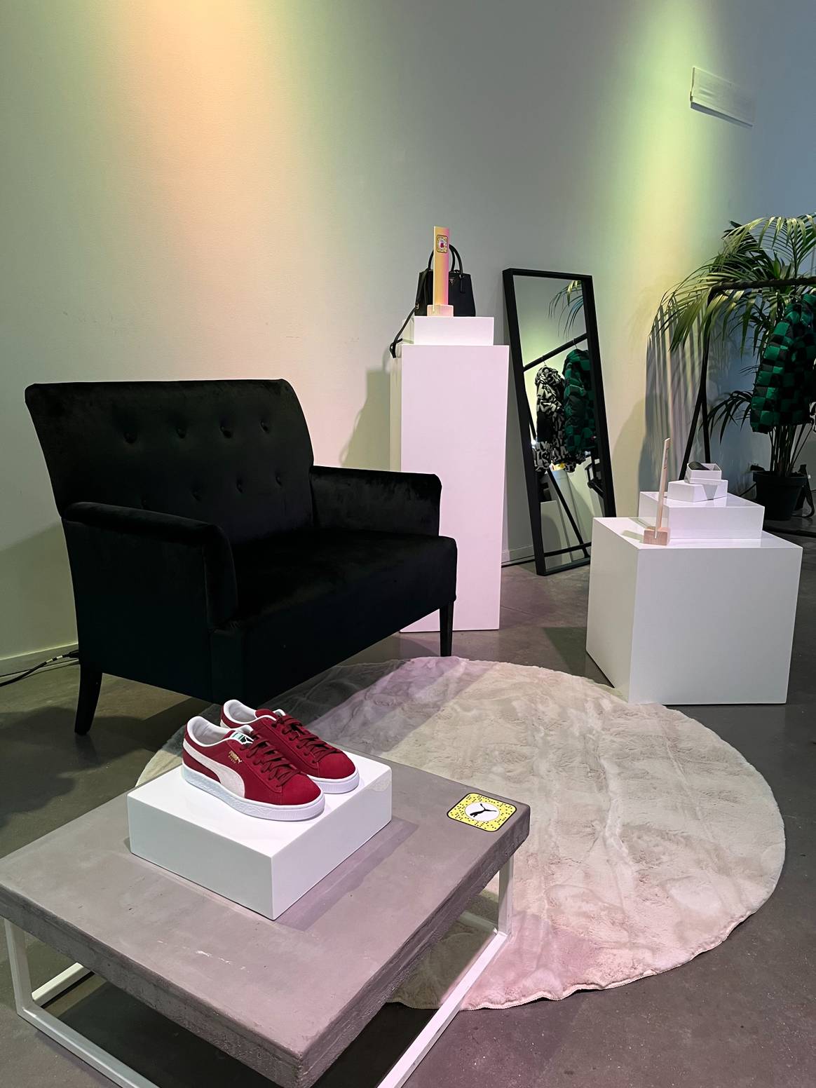 De rode Puma-sneaker met de snapcode. Credit: Sylvana Lijbaart voor FashionUnited