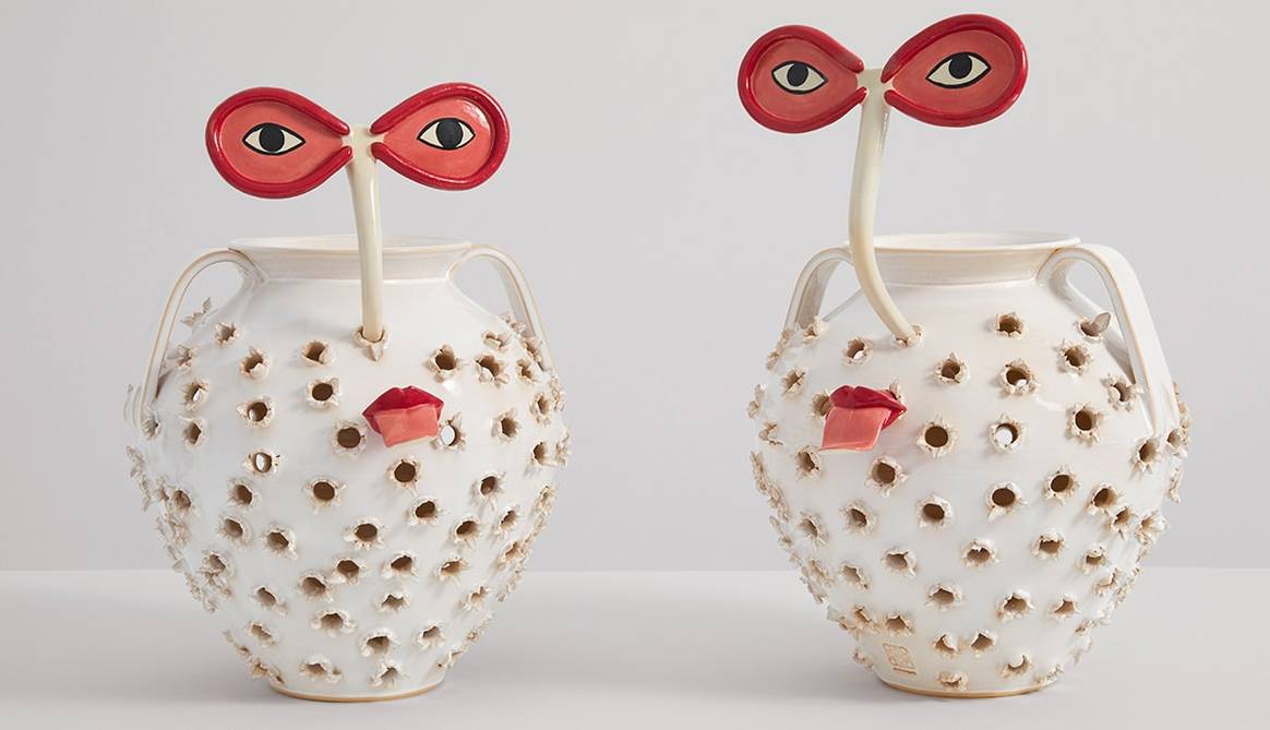 Loewe lleva a Sotheby’s los asadores de castañas gallegos como parte de su última colección “Loewe Weaves”